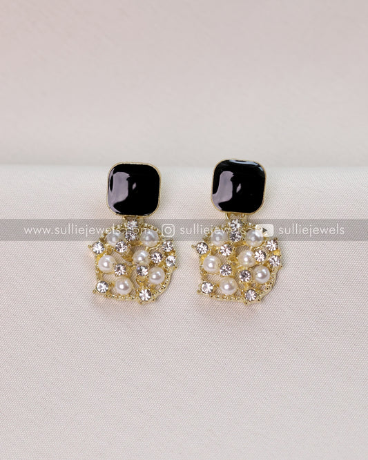 Black Stone & Pearl Earring