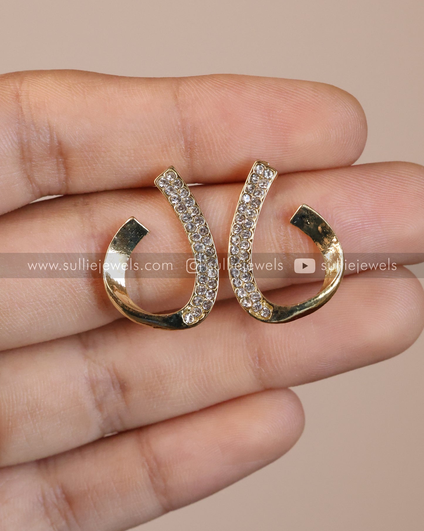 Stone & Gold Curve Stud