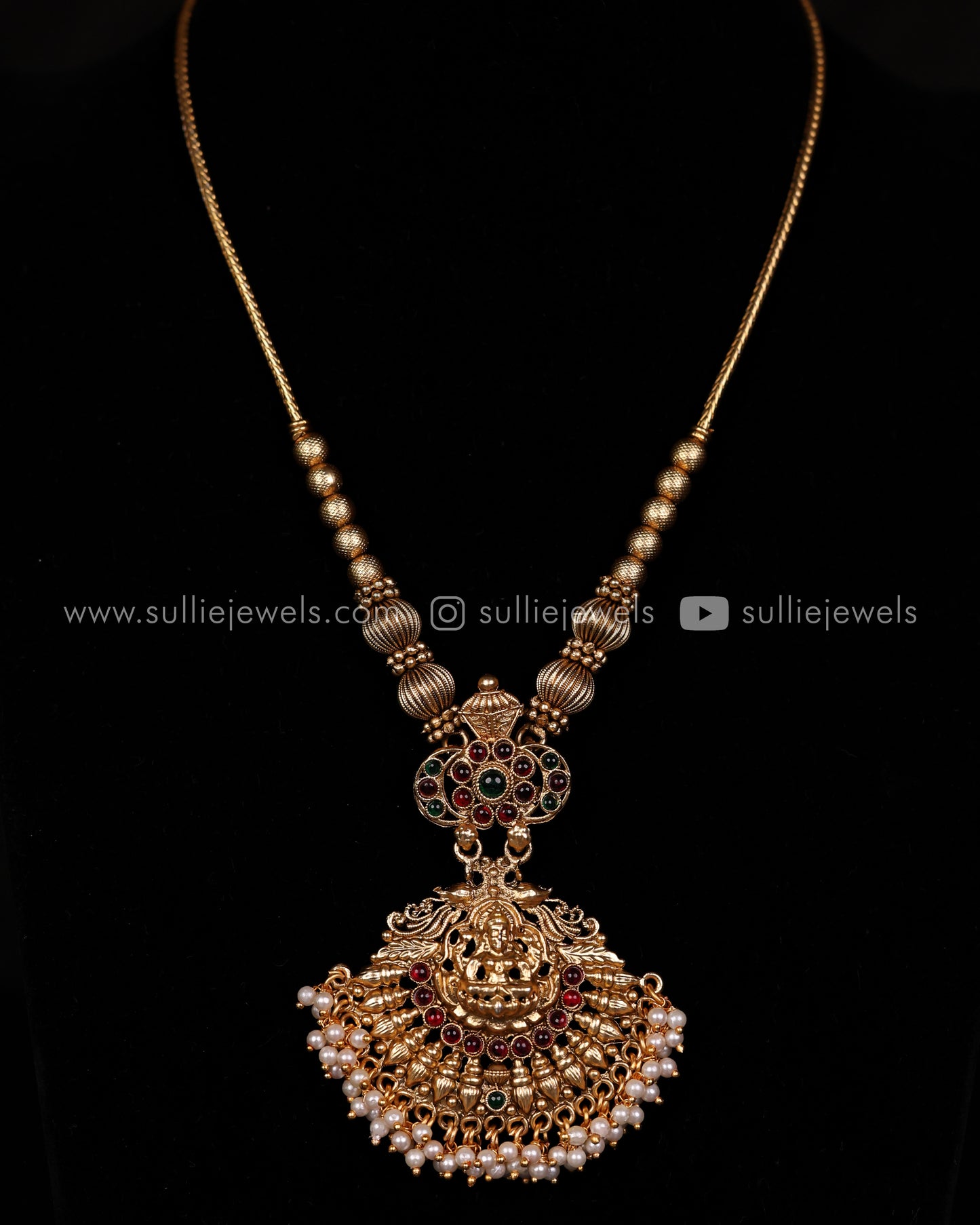 Lakshmi Pendant with Pearls Set