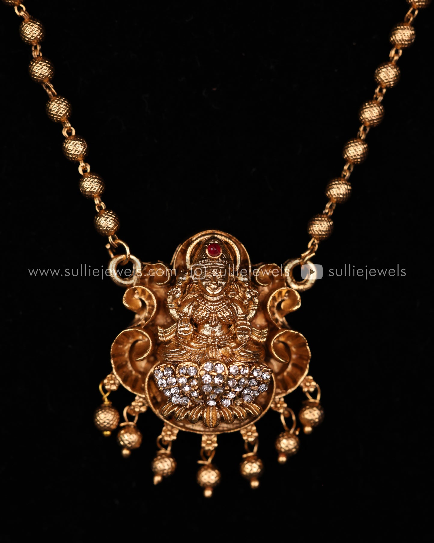 Lakshmi Pendant with Pearl / Gold Chain